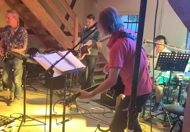 Red Shorts bei einem Auftritt